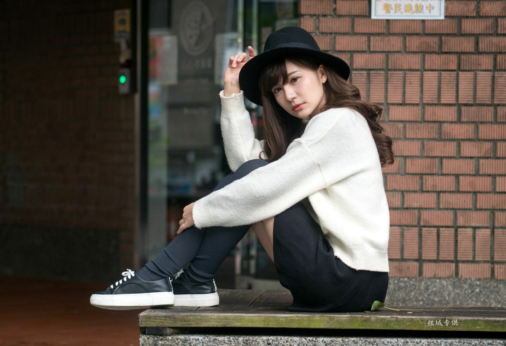 台湾正妹艾比《台湾大学》户外街拍女神写真集，清新学院风白毛衣少女私房照 [158P]