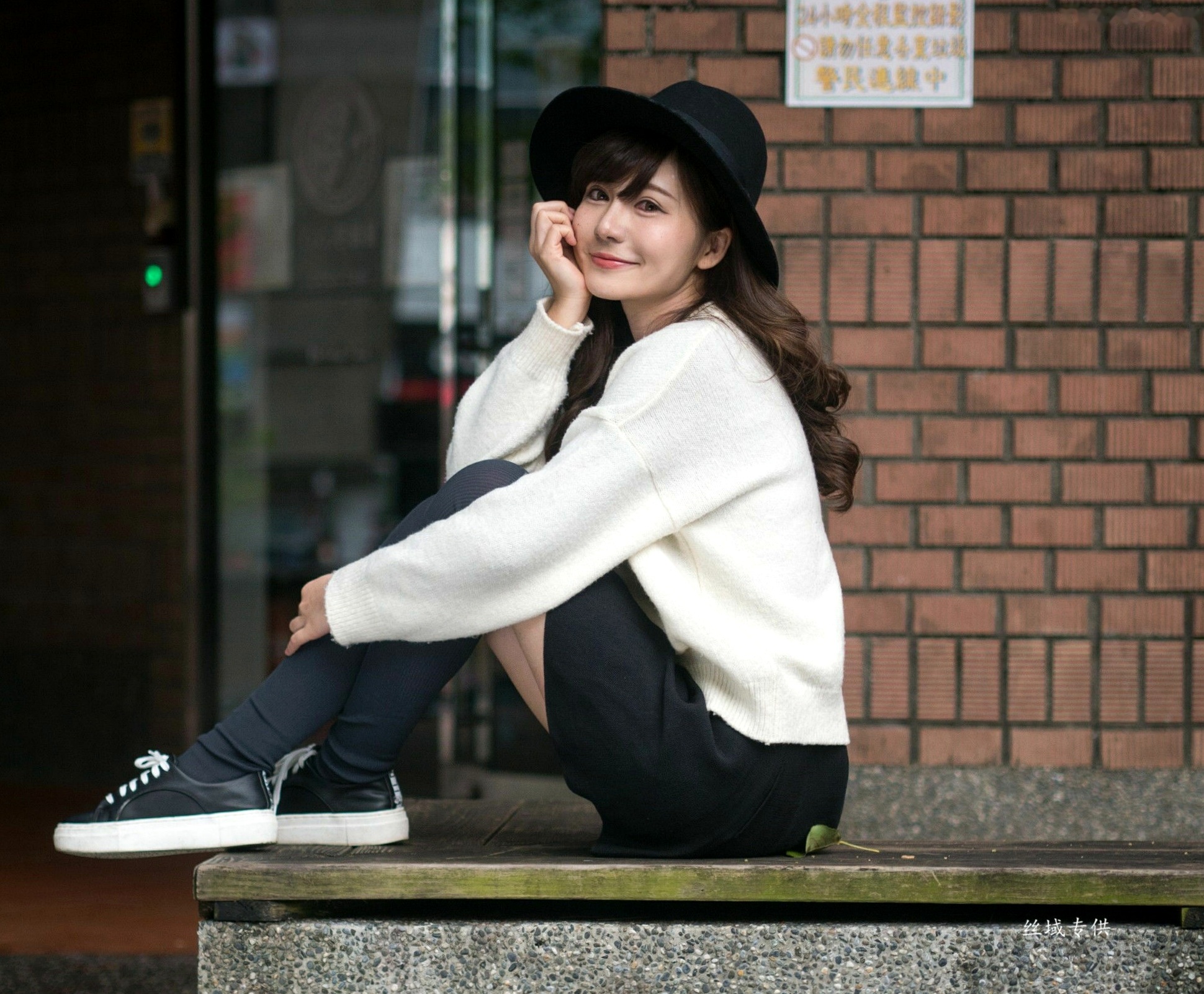 台湾正妹艾比《台湾大学》户外街拍女神写真集，清新学院风白毛衣少女私房照 [158P]