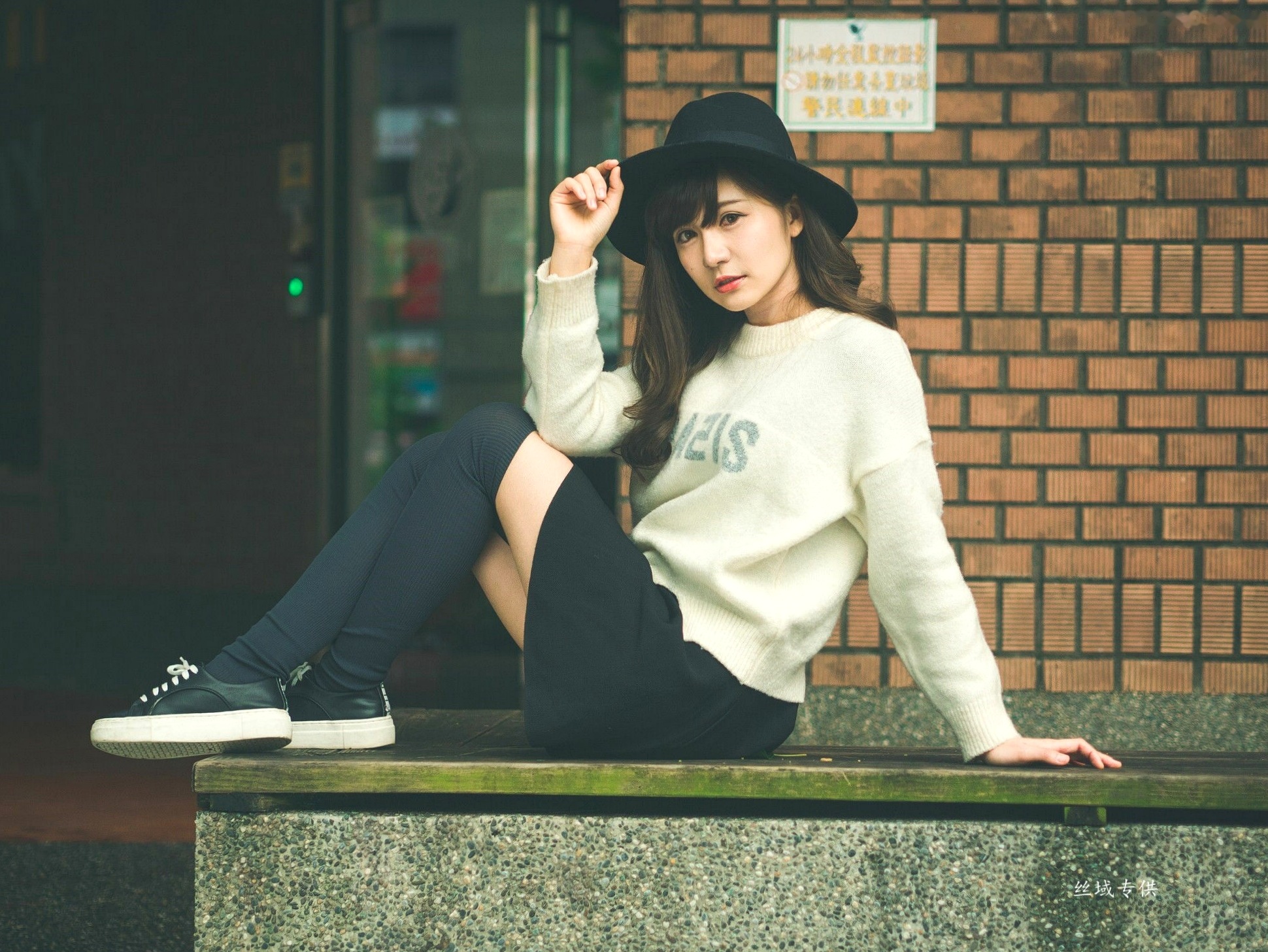 台湾正妹艾比《台湾大学》户外街拍女神写真集，清新学院风白毛衣少女私房照 [158P]