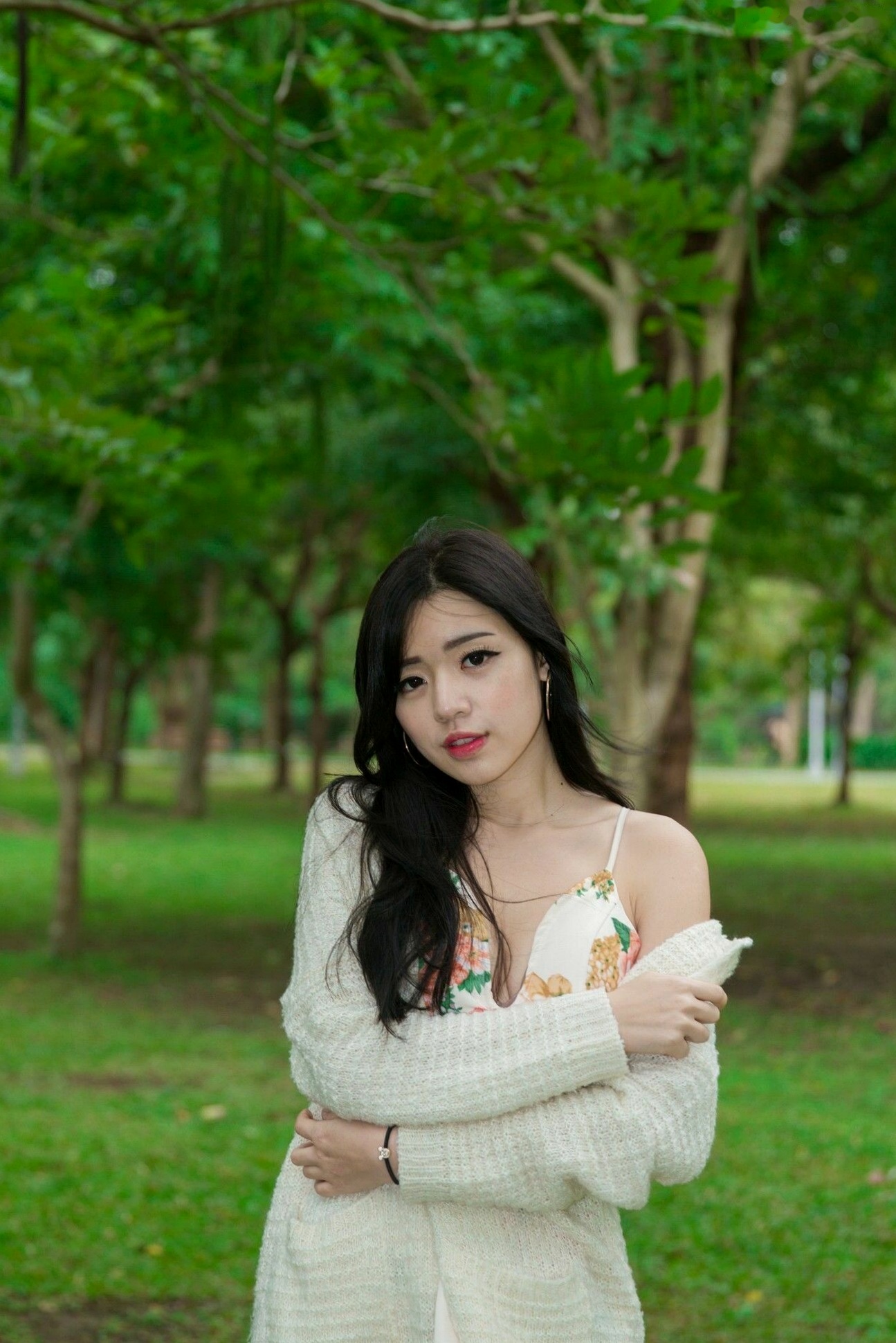 台湾正妹谢立琪大安森林公园私房街拍，修身蓝裙勾勒曼妙曲线，红裙彰显酷飒魅力，气质冷艳女神写真摄影集