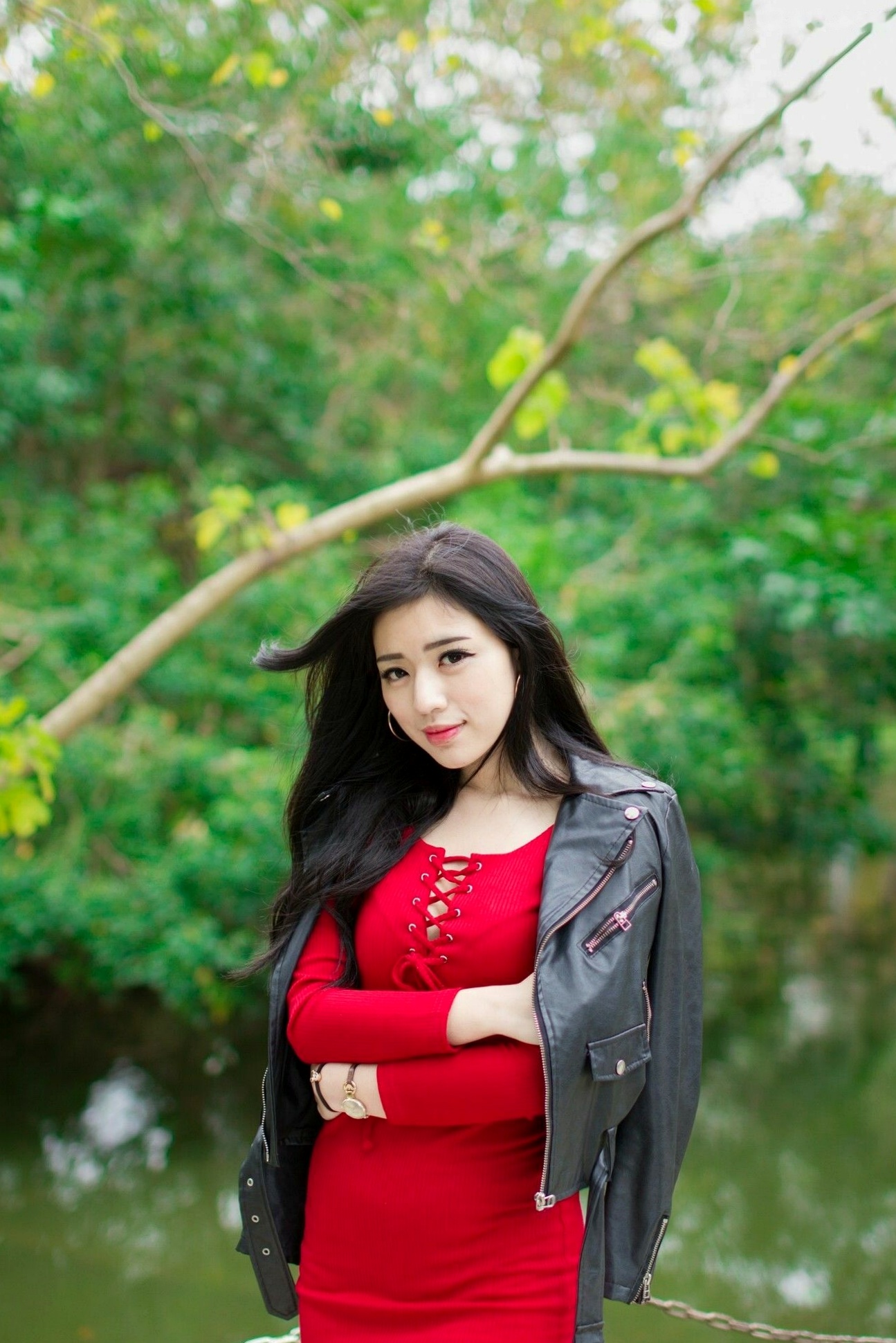 台湾正妹谢立琪大安森林公园私房街拍，修身蓝裙勾勒曼妙曲线，红裙彰显酷飒魅力，气质冷艳女神写真摄影集