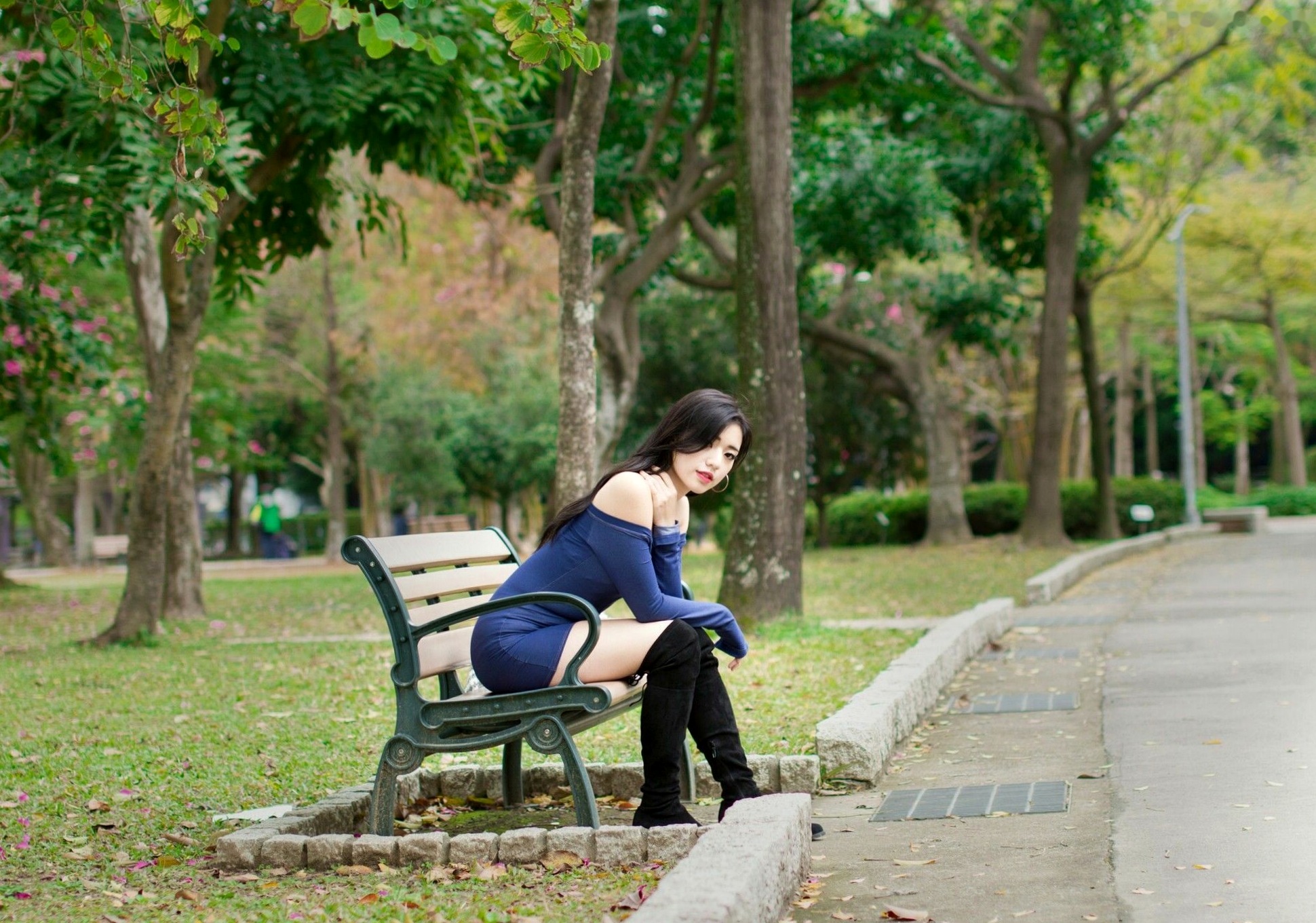 台湾正妹谢立琪大安森林公园私房街拍，修身蓝裙勾勒曼妙曲线，红裙彰显酷飒魅力，气质冷艳女神写真摄影集