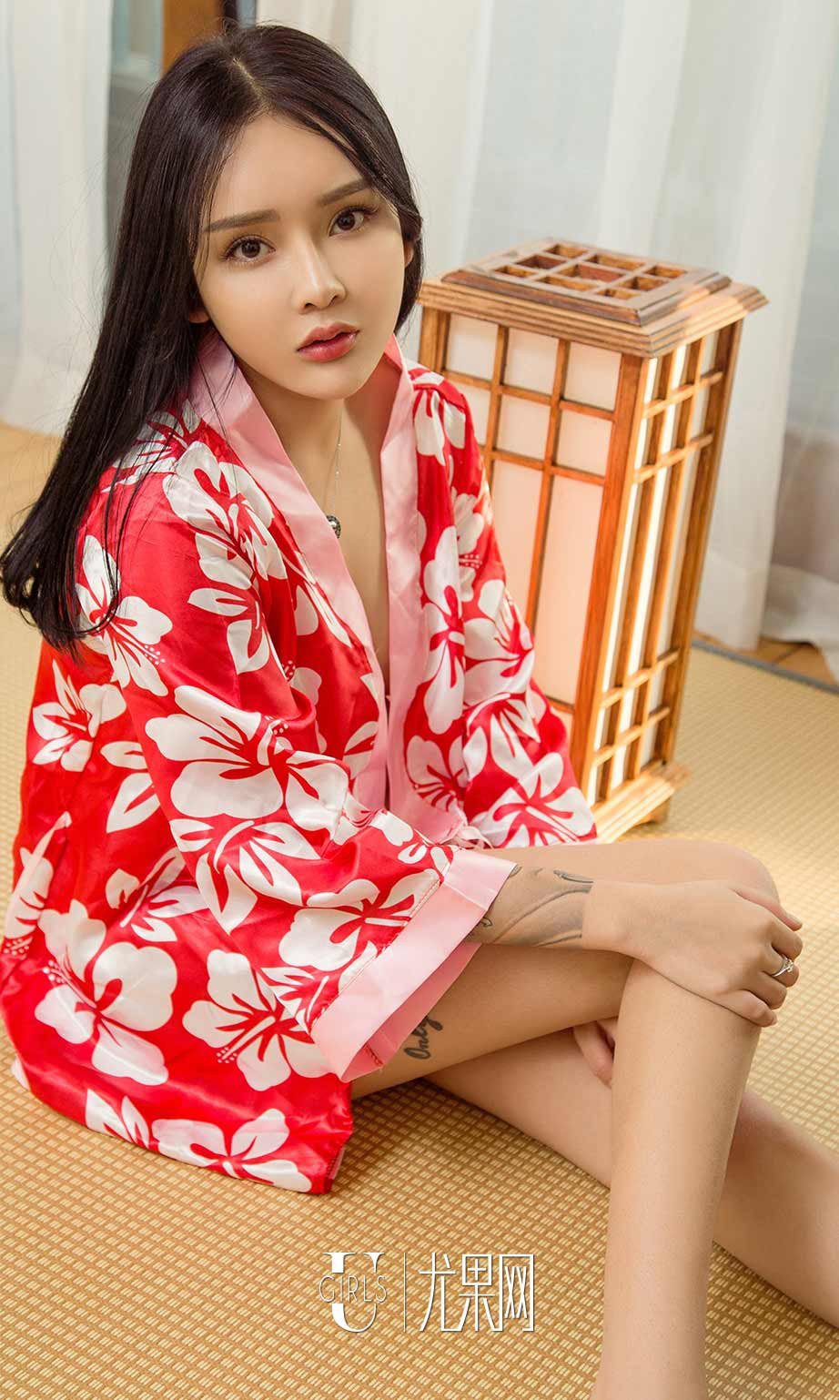 妥妥- [尤果圈爱尤物]高清写真图 VOL.662 花臂警花