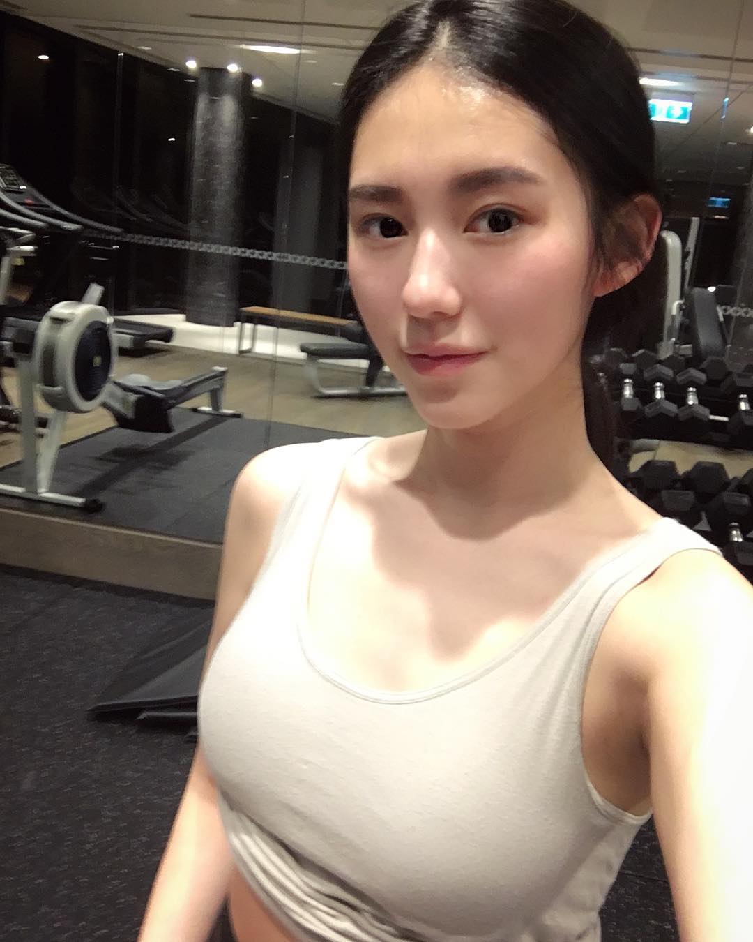 Neeitrighthere- 不靠长辈靠美腿 10万网友被她电晕