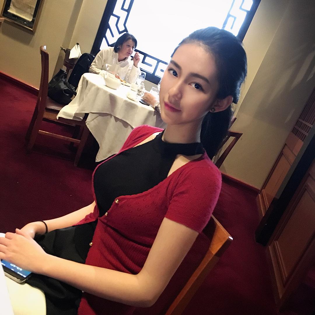 Neeitrighthere- 不靠长辈靠美腿 10万网友被她电晕