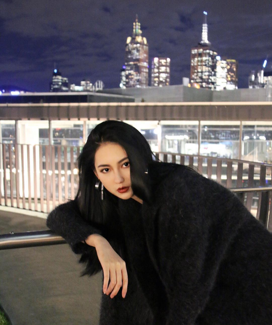 Neeitrighthere- 不靠长辈靠美腿 10万网友被她电晕