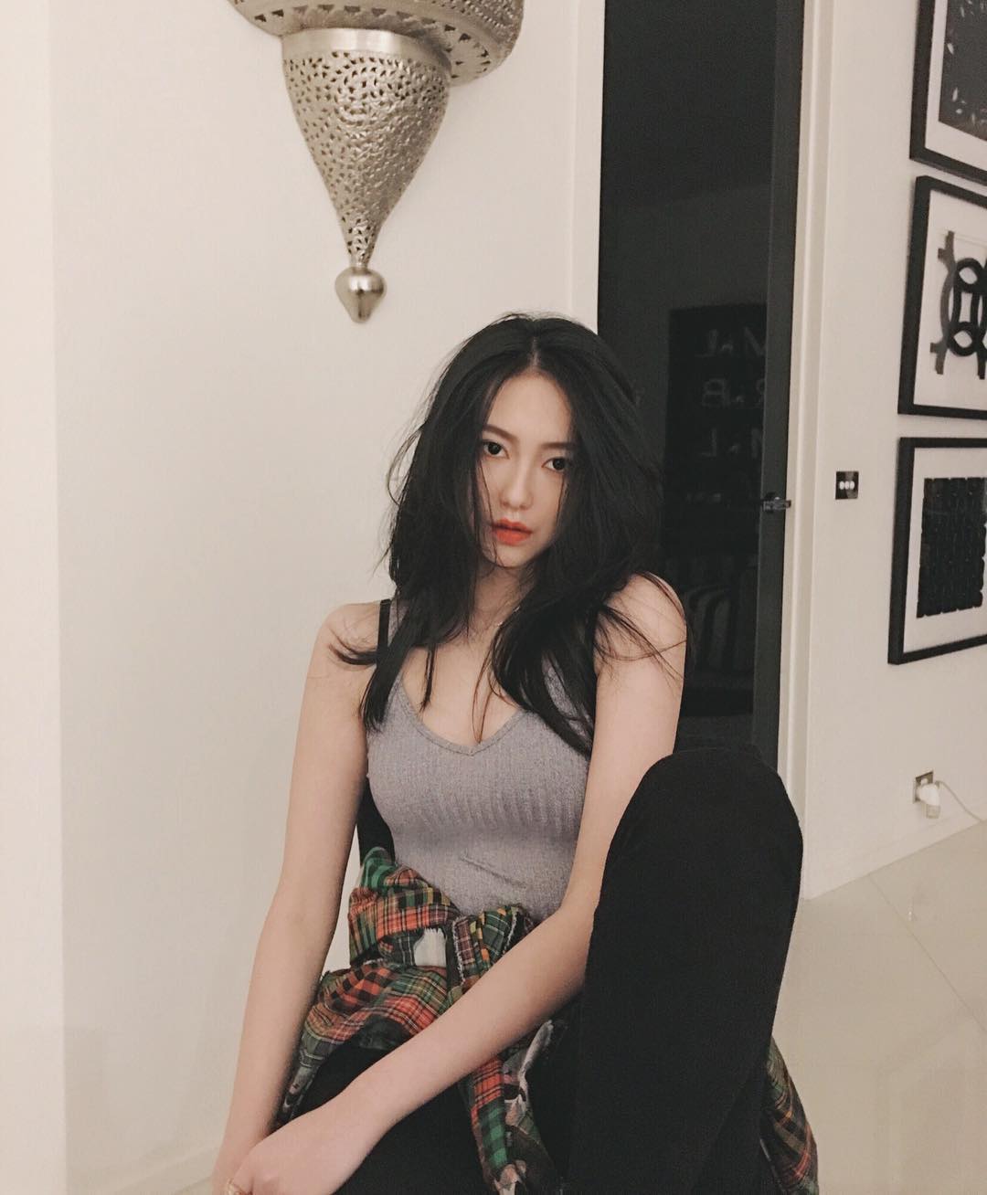 Neeitrighthere- 不靠长辈靠美腿 10万网友被她电晕