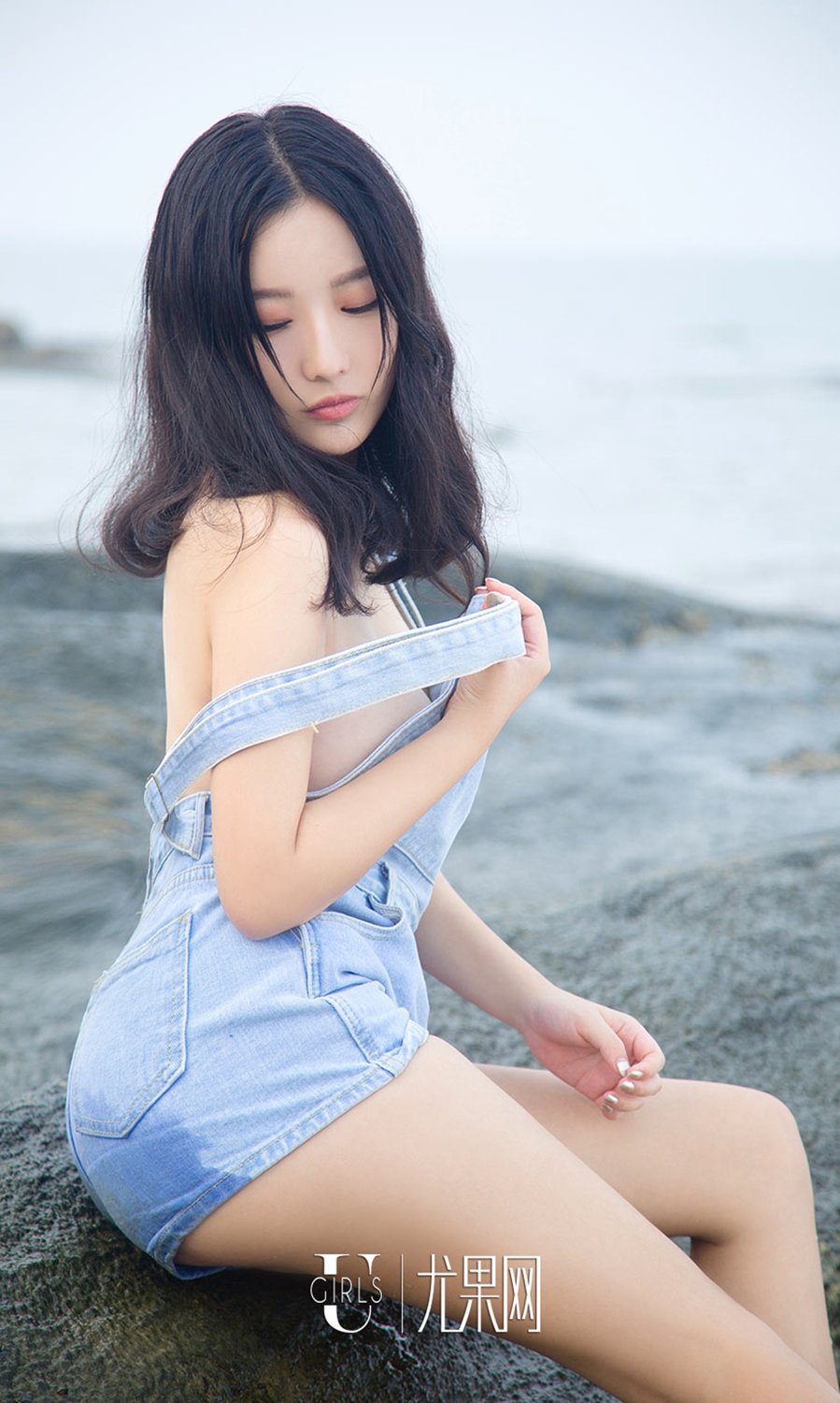 倪叶藤海边触礁 白嫩肌肤自然洗礼