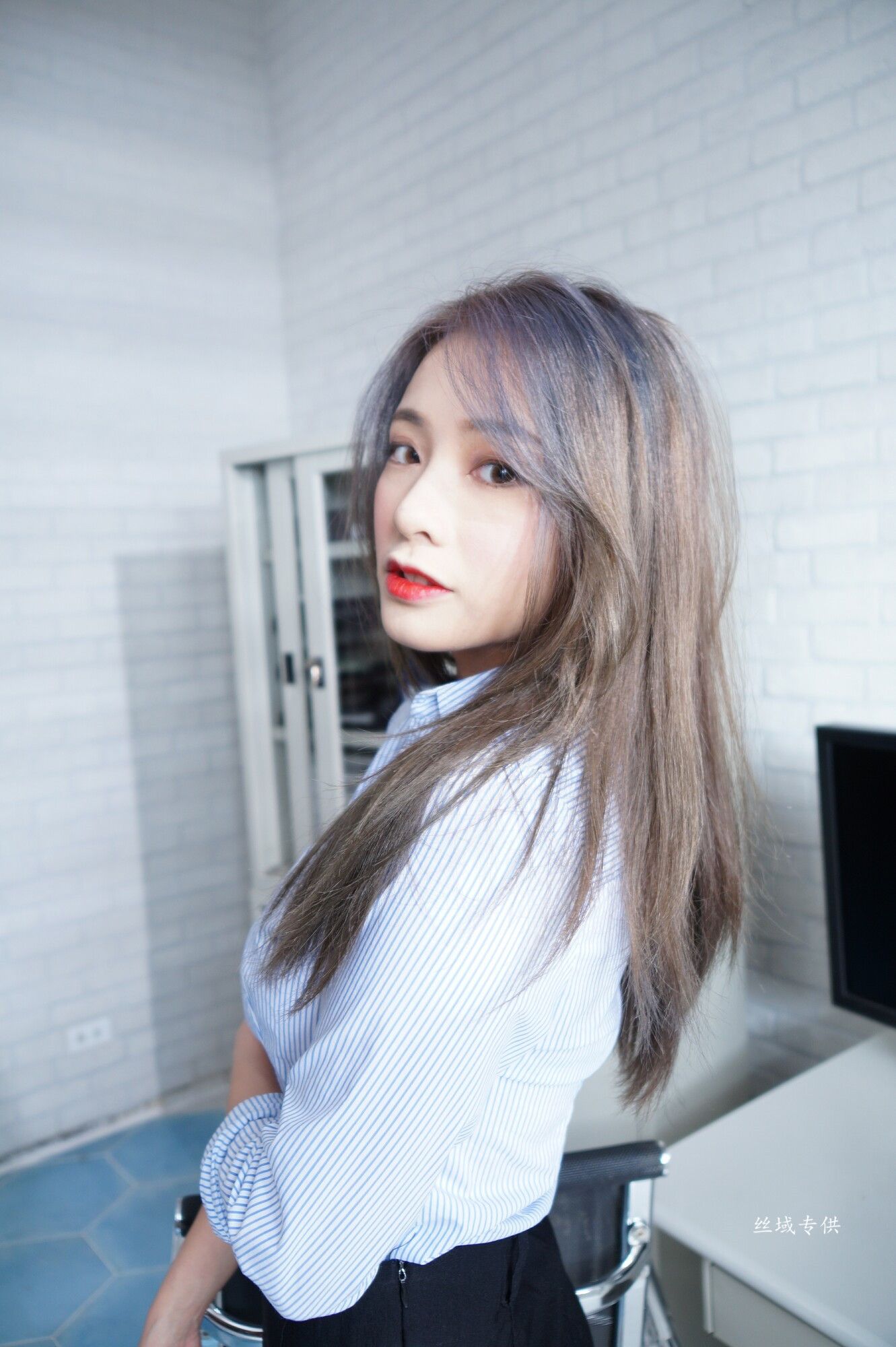 [台湾网美]高清写真图 萧卉君(闪亮亮Iris) OL