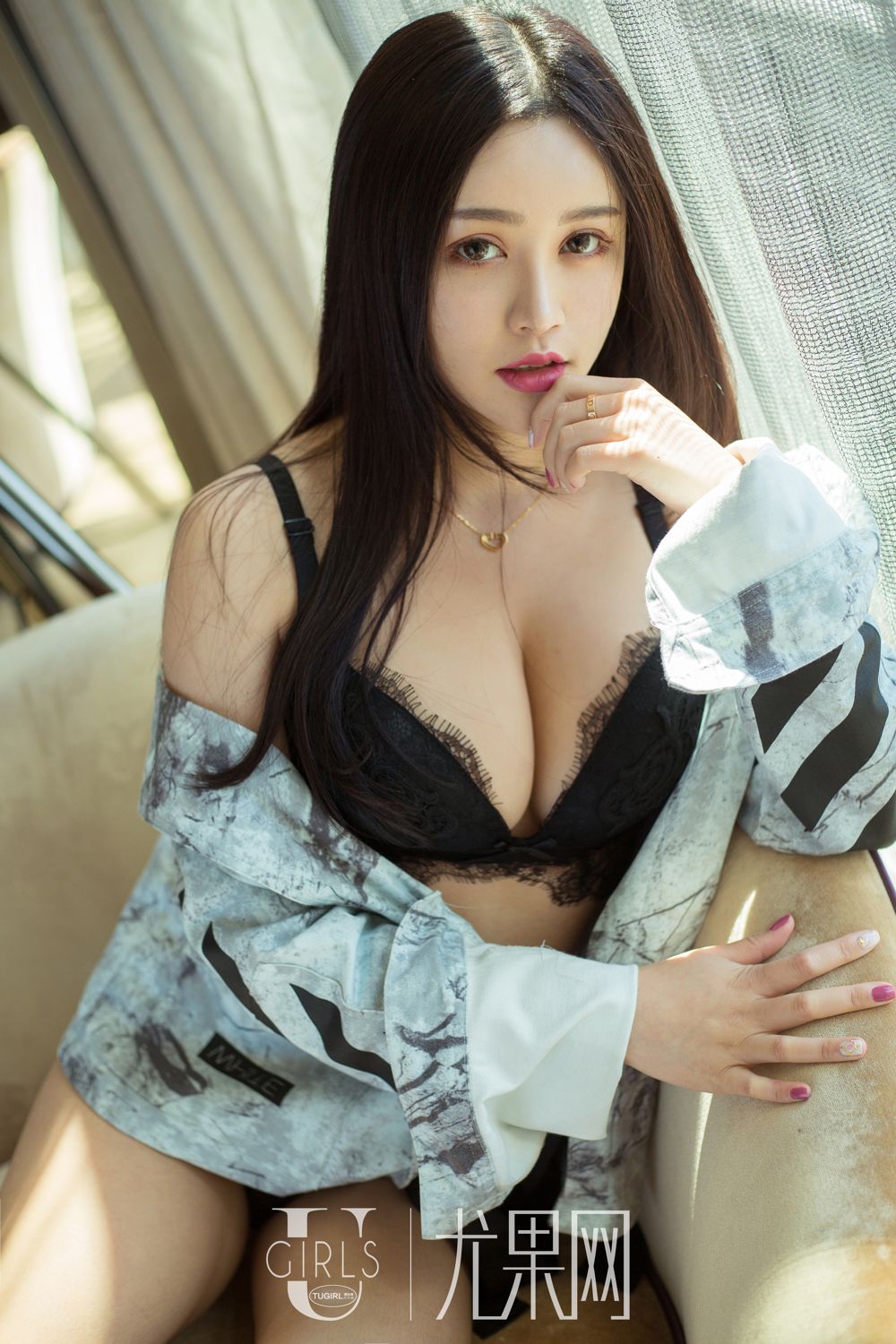 长发乌黑于梓馨 蕾丝长袜透视睡裙