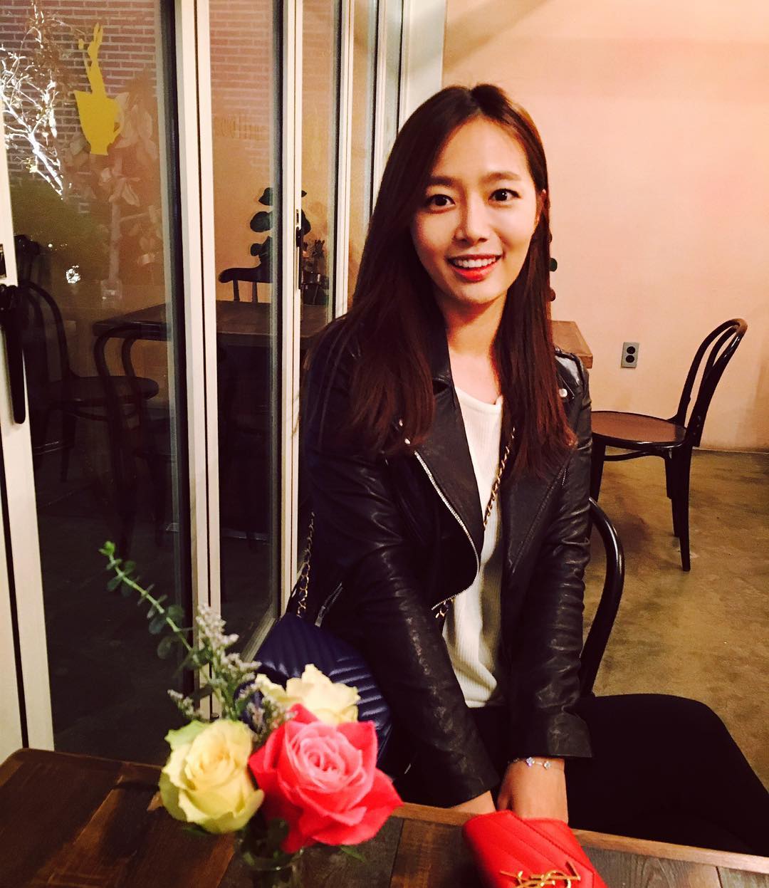 中韩双语主持人赵瑞妍 有颜值有玉背还有长腿