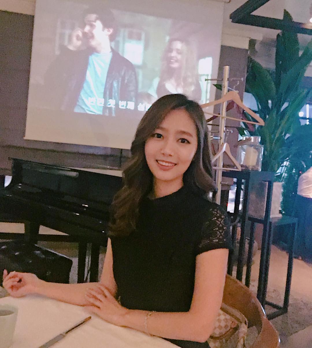 中韩双语主持人赵瑞妍 有颜值有玉背还有长腿