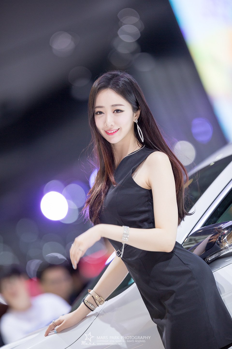 南韩气质车模申海莉 车展瞩目的焦点美人