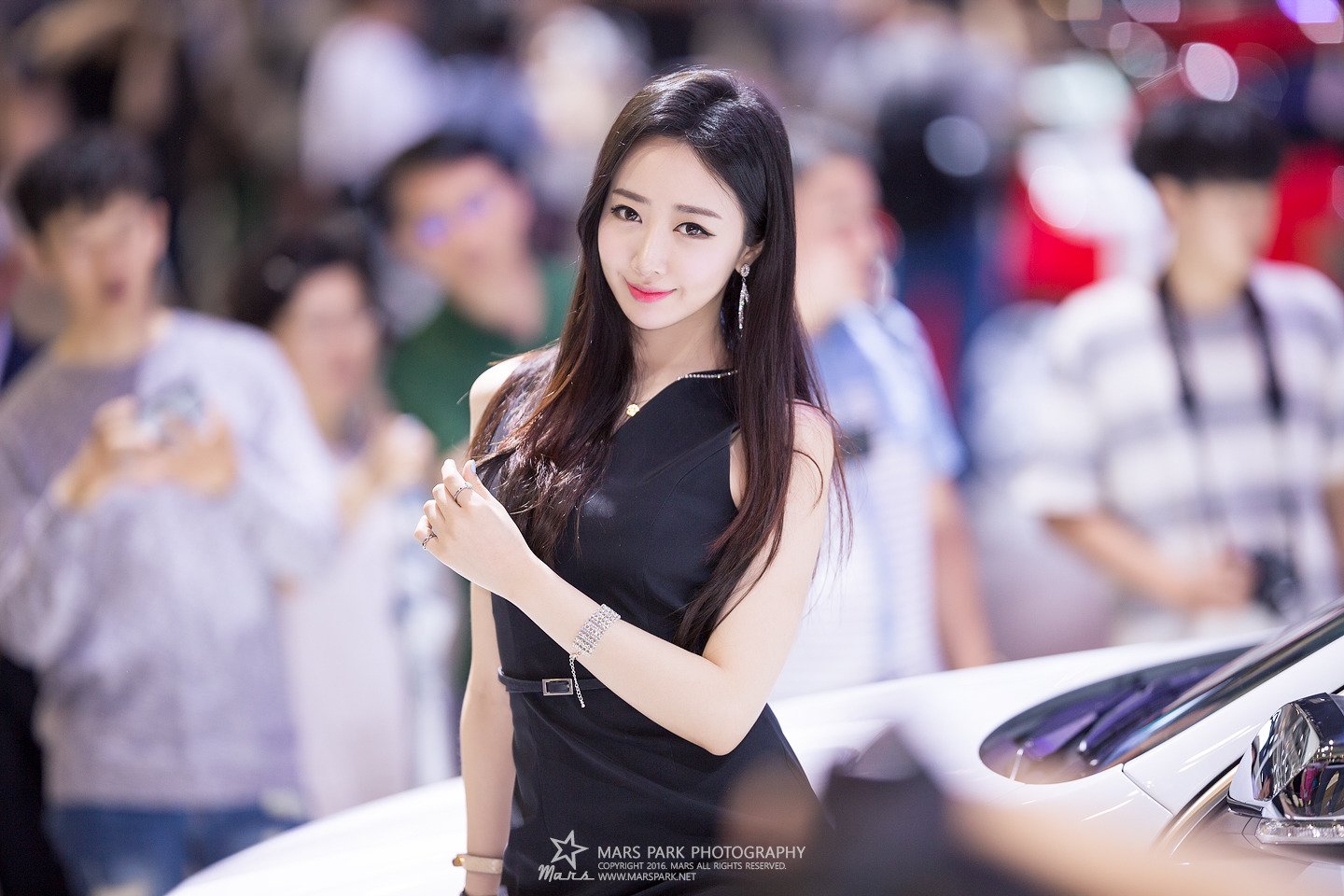 南韩气质车模申海莉 车展瞩目的焦点美人