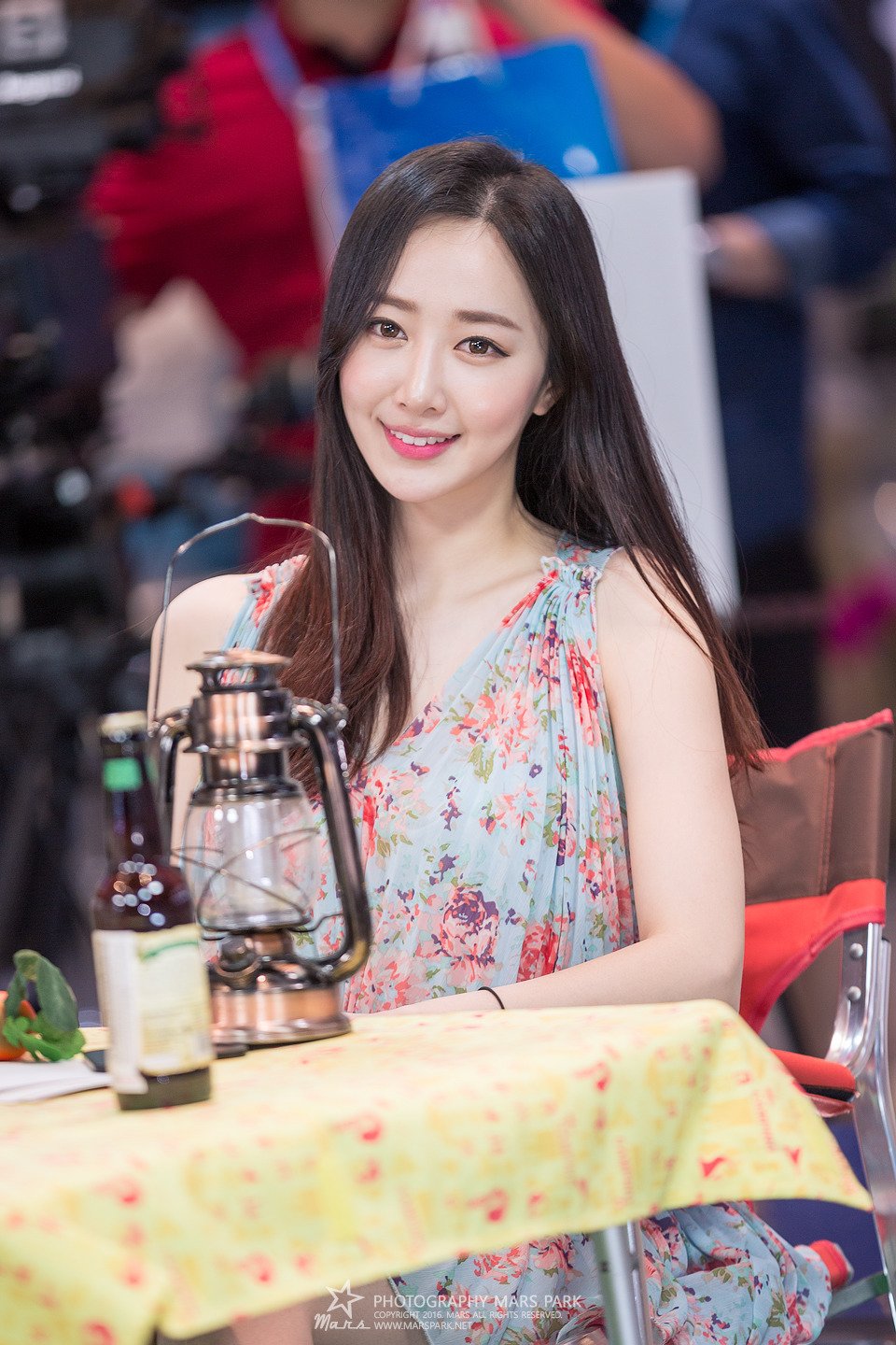 南韩气质车模申海莉 车展瞩目的焦点美人