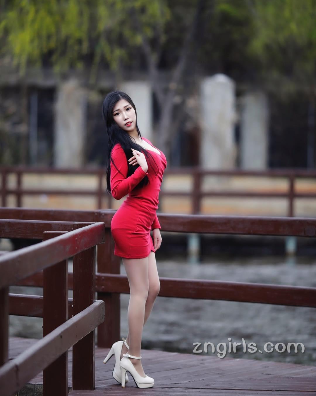 韩国美女조달쏭 街头性感写真美图