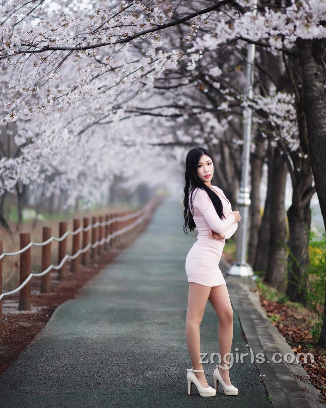 韩国美女조달쏭 街头性感写真美图