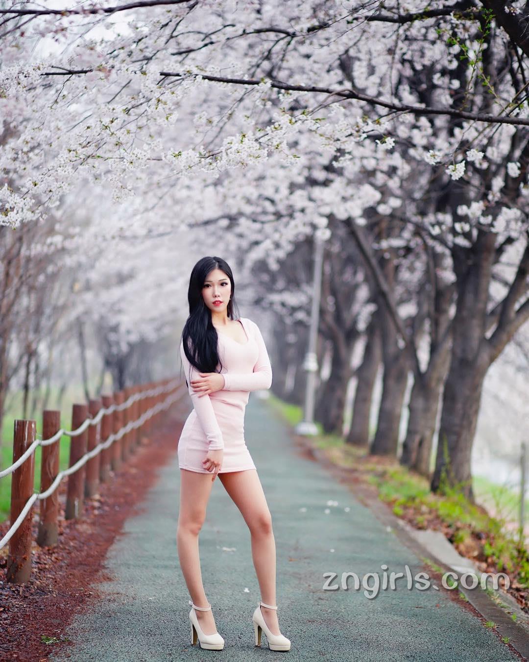 韩国美女조달쏭 街头性感写真美图