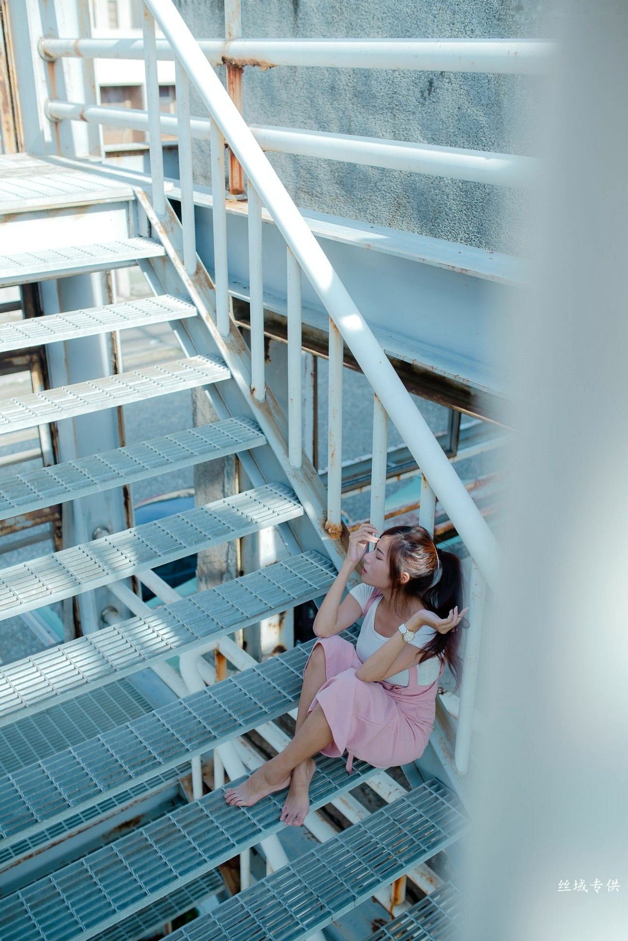 台湾正妹_ 方唯真《吊带裤+校服系列》清新户外治愈写真，青春元气少女制服诱惑，气质甜美迷人，[63P]