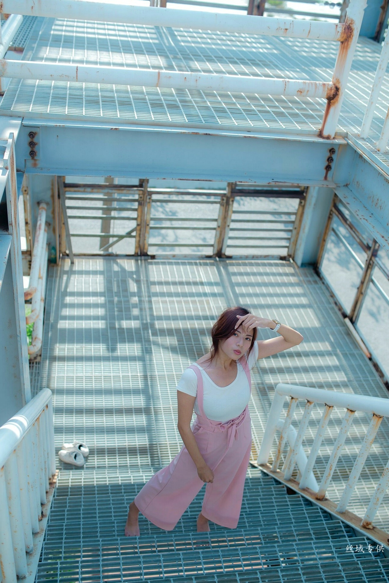 台湾正妹_ 方唯真《吊带裤+校服系列》清新户外治愈写真，青春元气少女制服诱惑，气质甜美迷人，[63P]