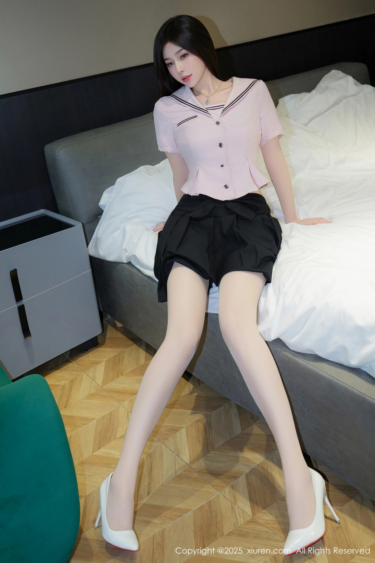 [XiuRen]高清写真图 2025.02.17 No.9892 曼柔 丝袜美腿