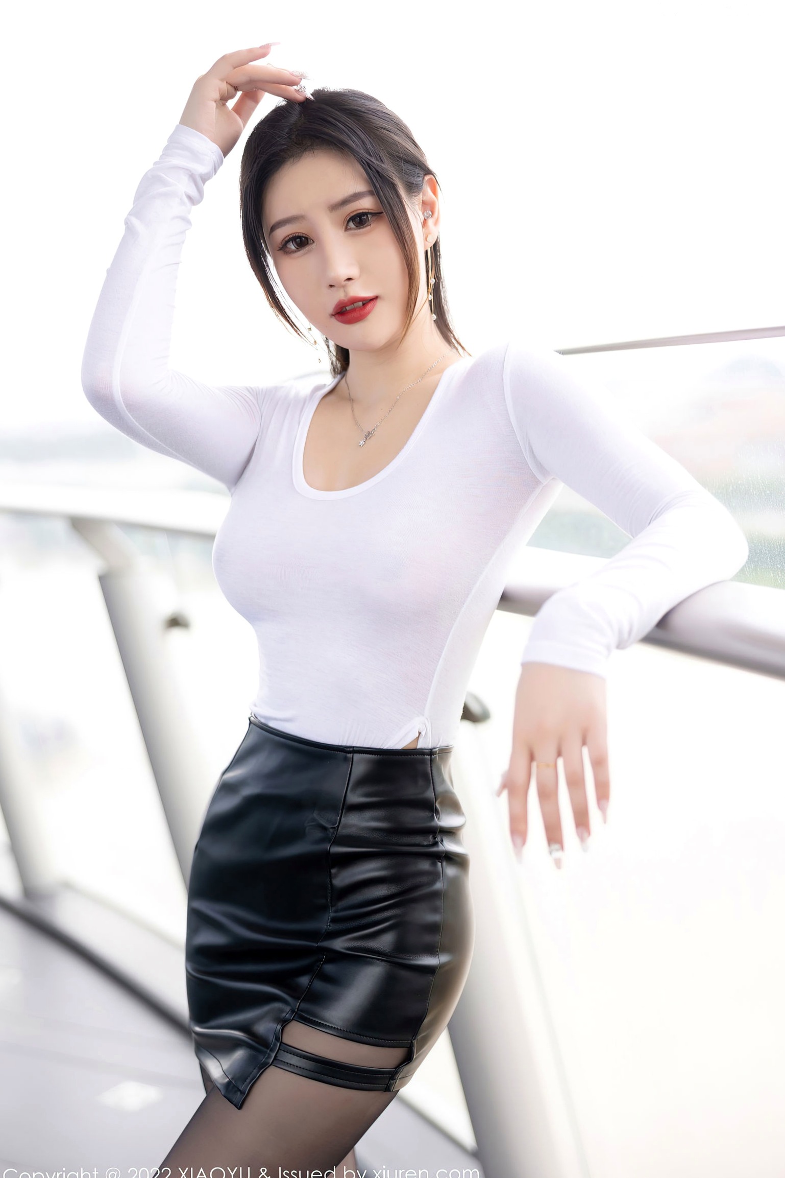 XiaoYu语画界-823-张欣欣：职场OL风格女神，白T皮裙黑丝诱惑，展现迷人身材曲线