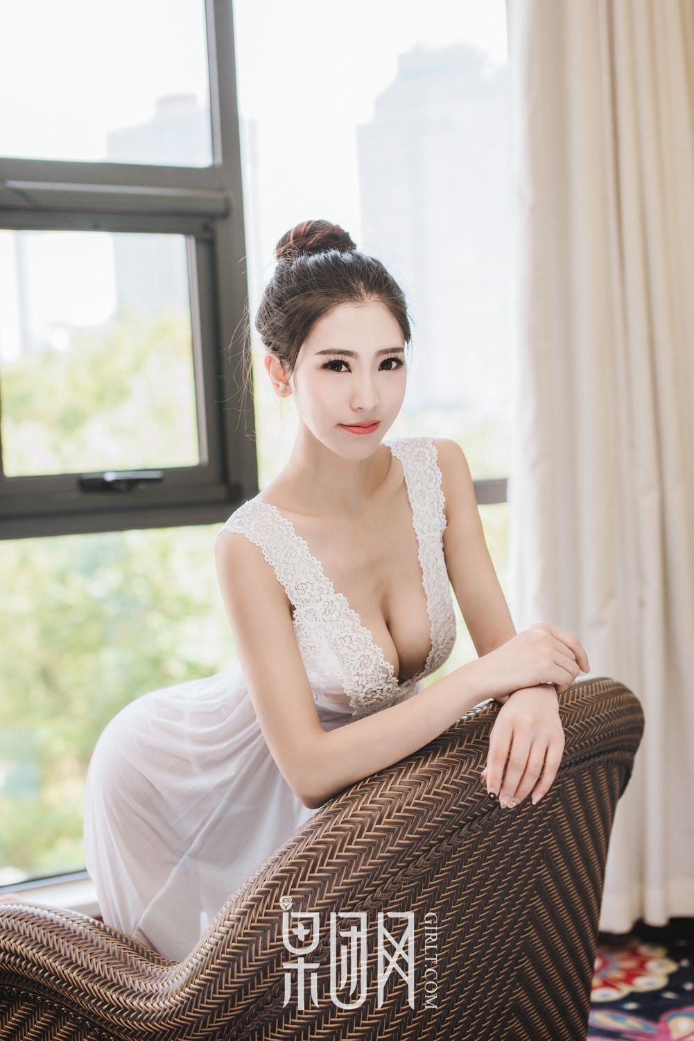长腿嫩模通灵儿 画中走出飘飘欲仙