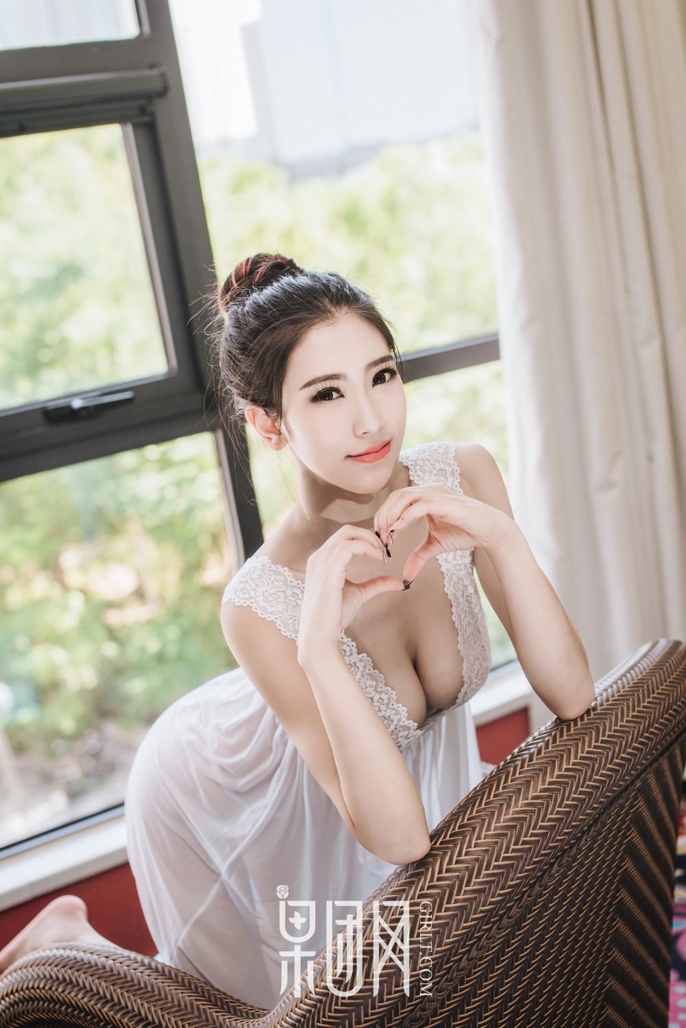 长腿嫩模通灵儿 画中走出飘飘欲仙