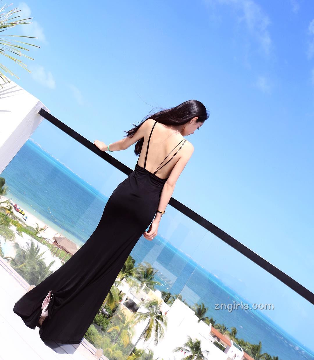炎热夏天正妹TinaFong 海边度假泳装大解放