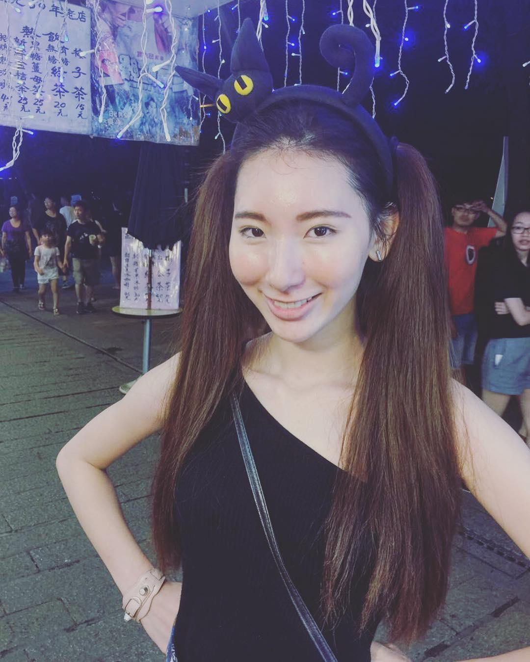 台湾模特何玮珍 无双美腿私房照