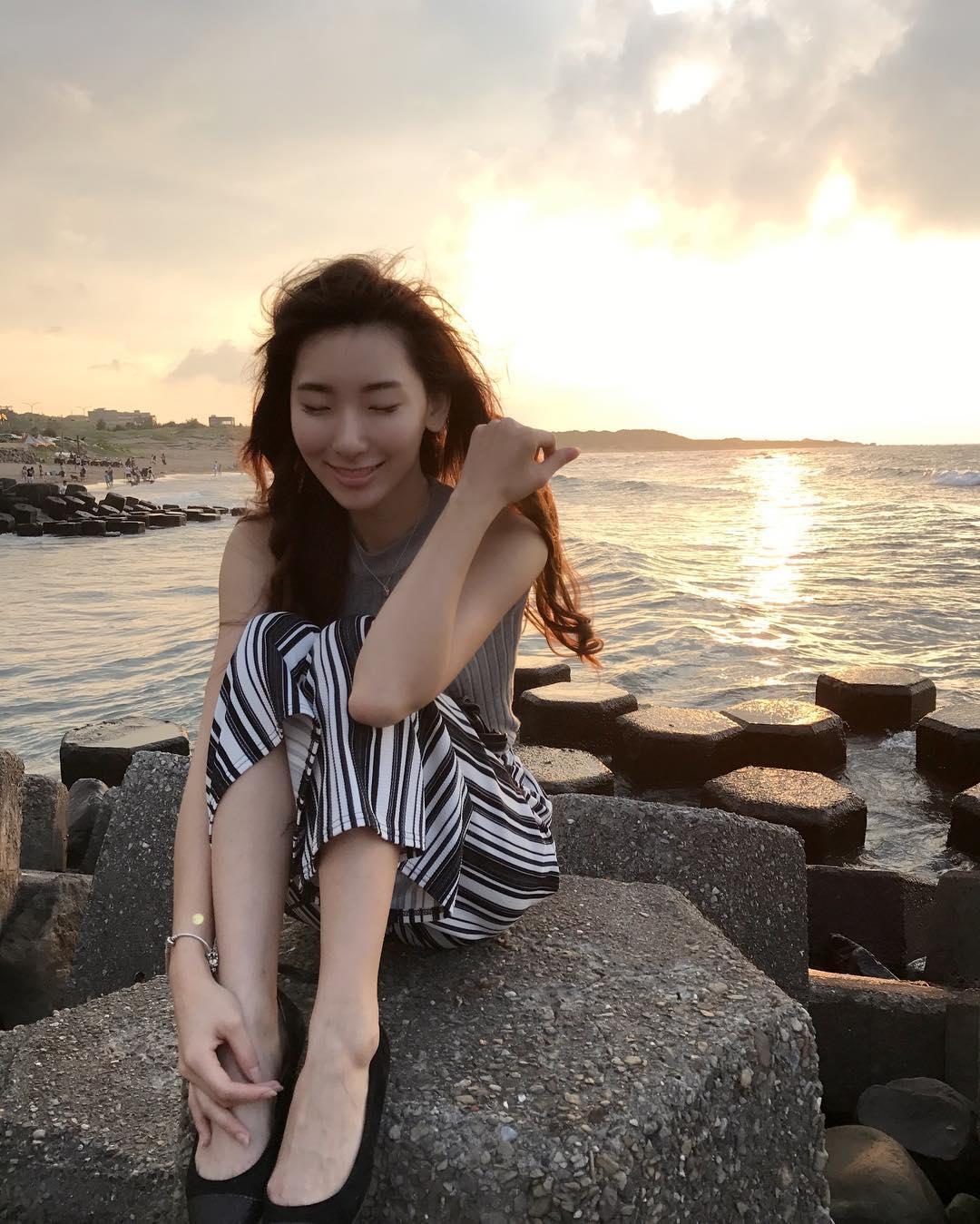 台湾模特何玮珍 无双美腿私房照