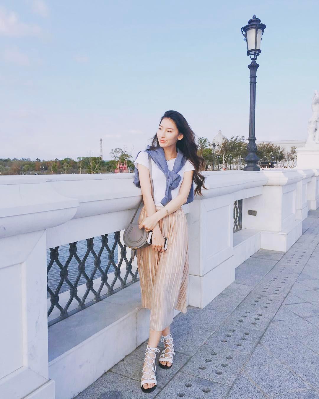 台湾模特何玮珍 无双美腿私房照