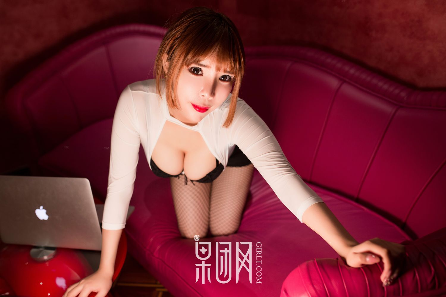 妖妖酱跪趴式嗷嗷待哺 妖媚女秘书下衣失踪