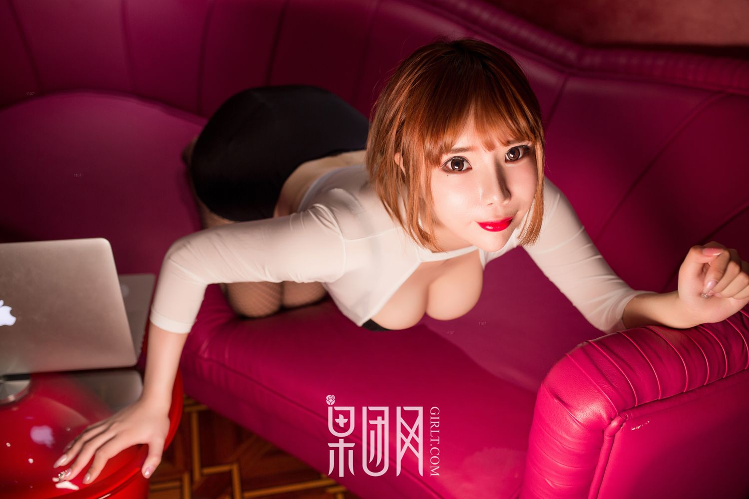妖妖酱跪趴式嗷嗷待哺 妖媚女秘书下衣失踪