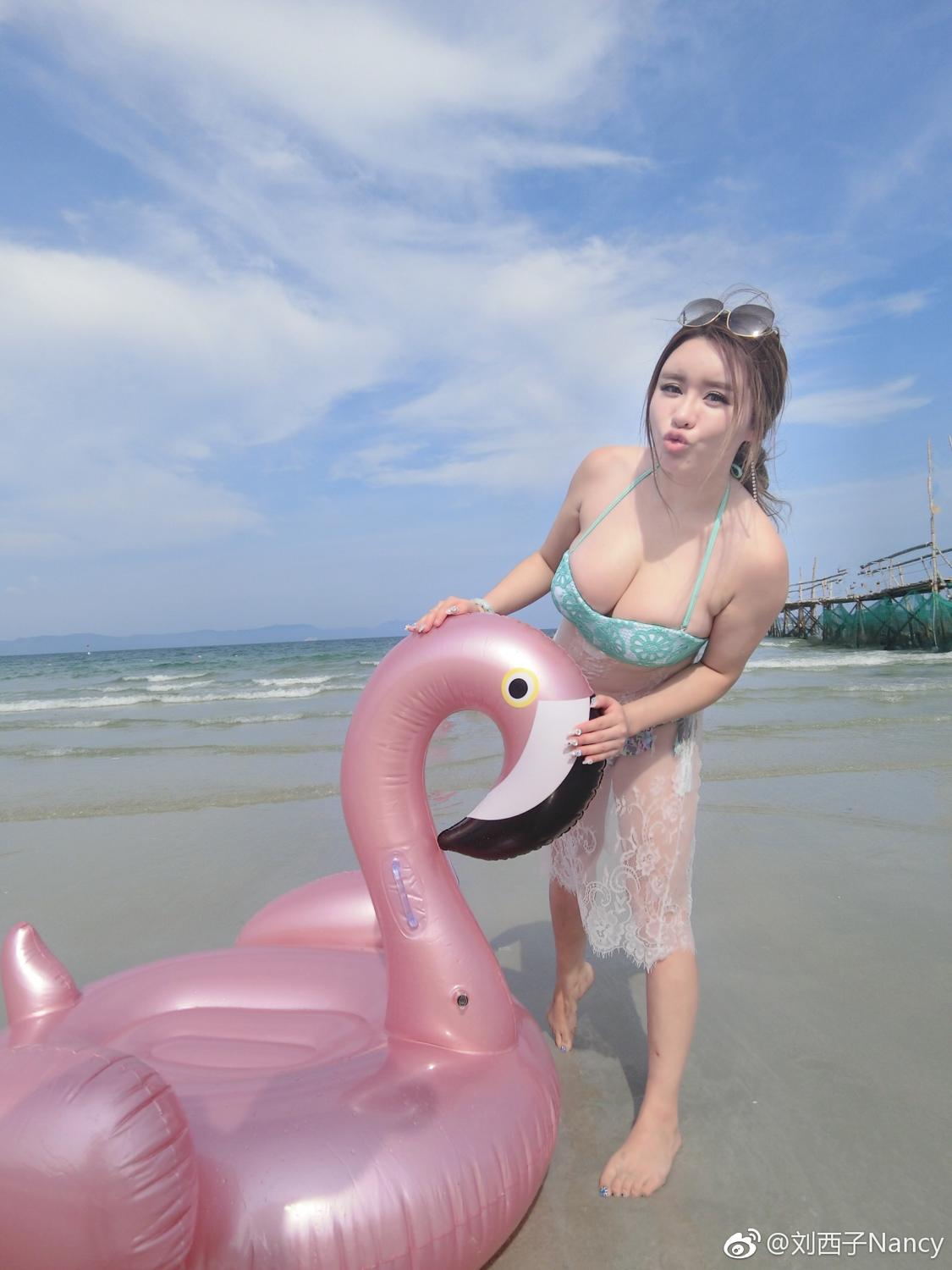 丰腴美女刘西子 微博性感妩媚照