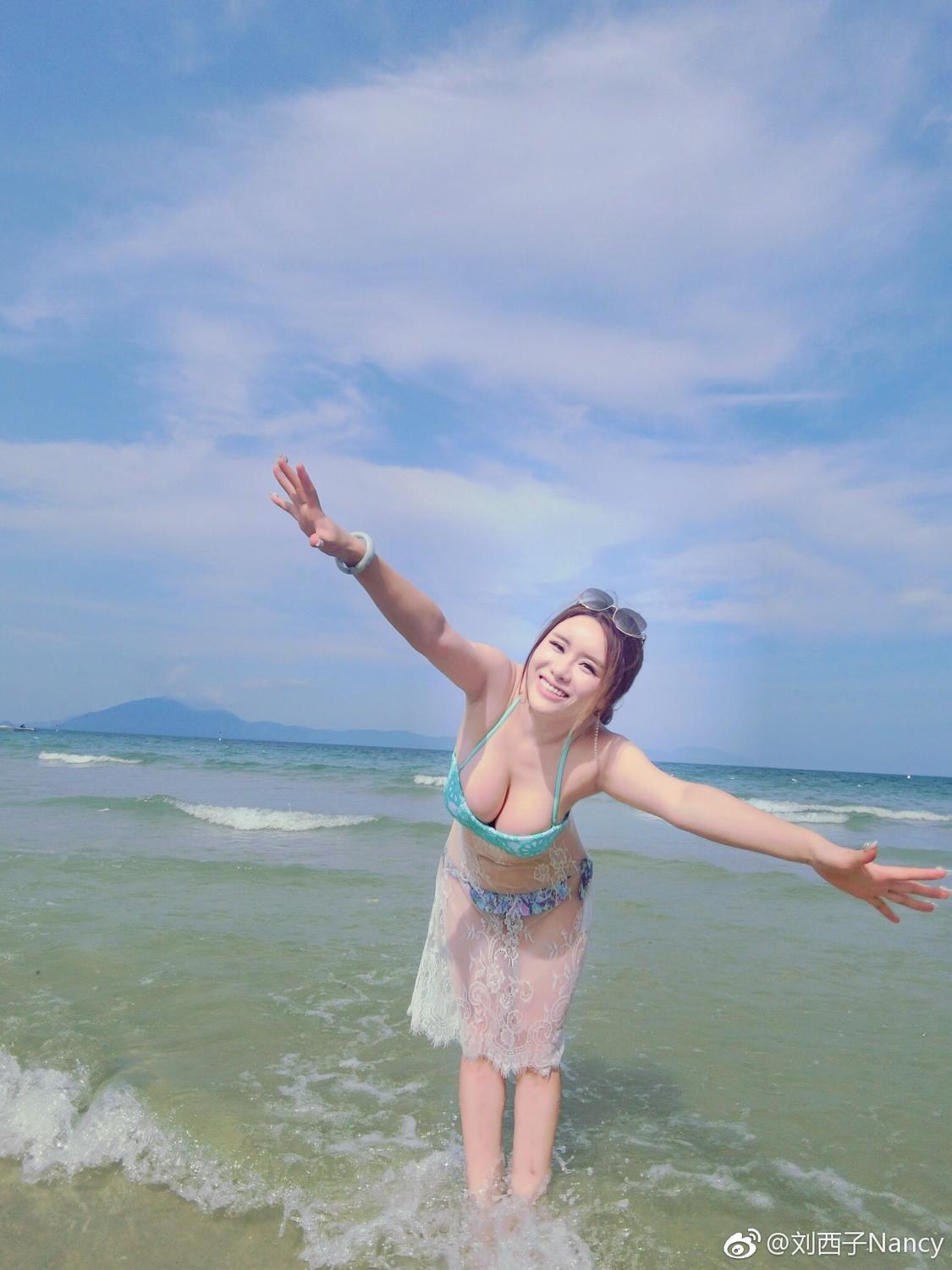 丰腴美女刘西子 微博性感妩媚照