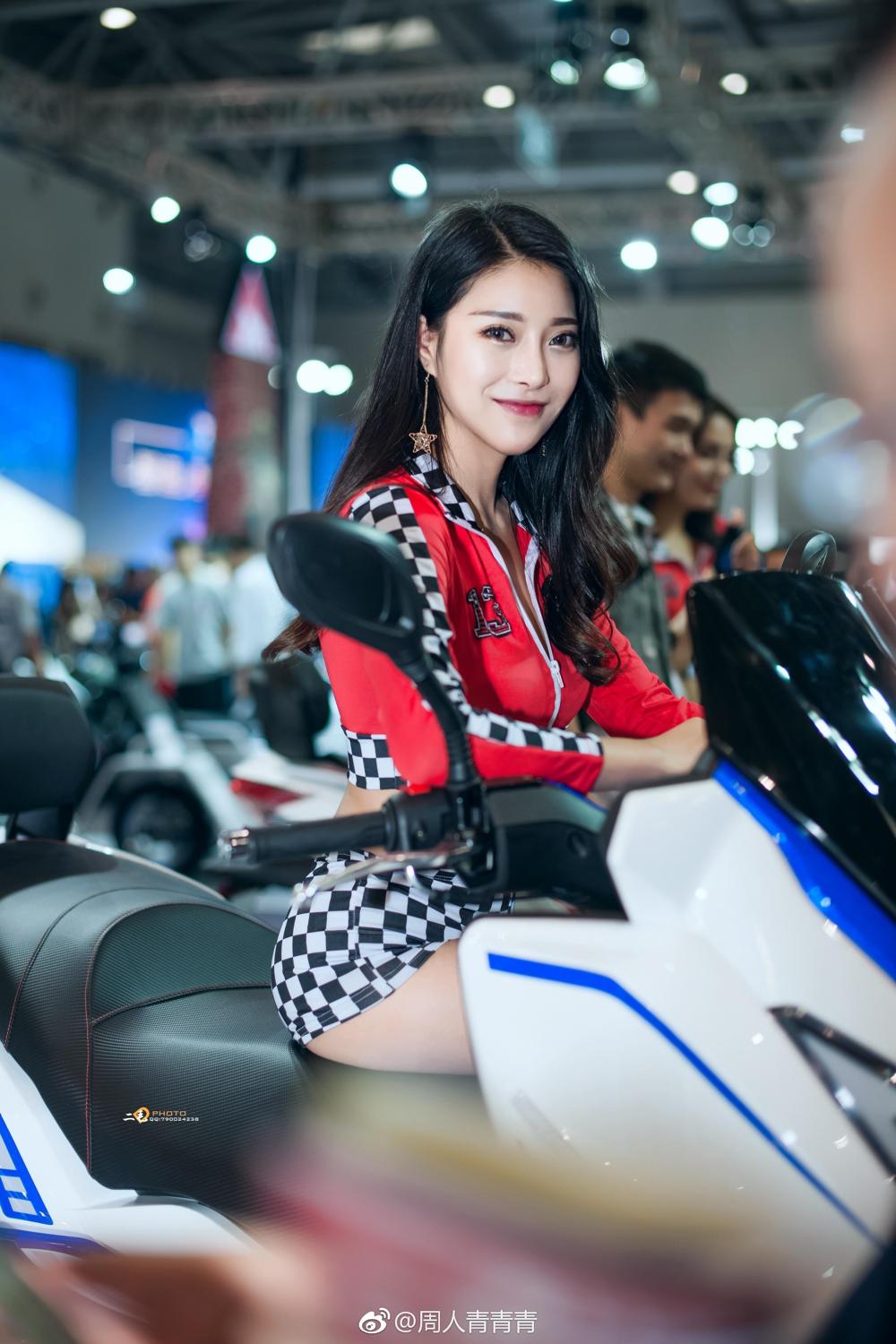 周人青青青的微博私房照