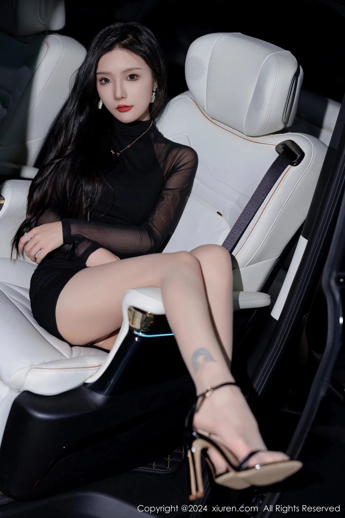 [XiuRen]高清写真图 2024.01.11 No.7942 七七kiko 丝袜美腿