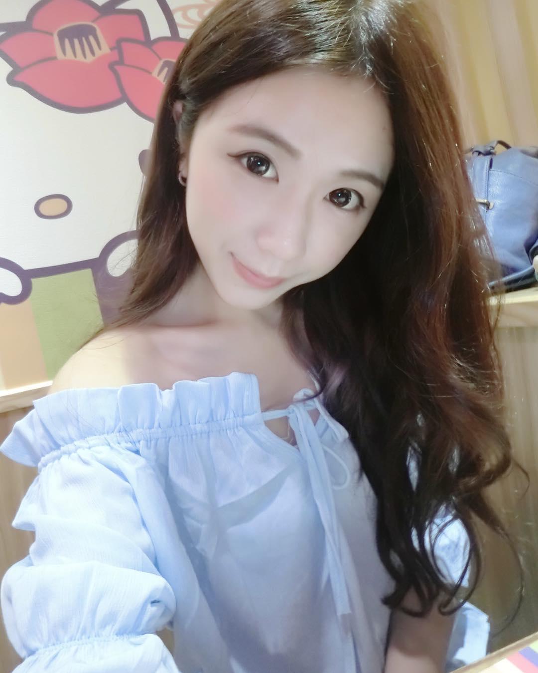 清新制服正妹「Valerie 鸭鸭」好亮眼