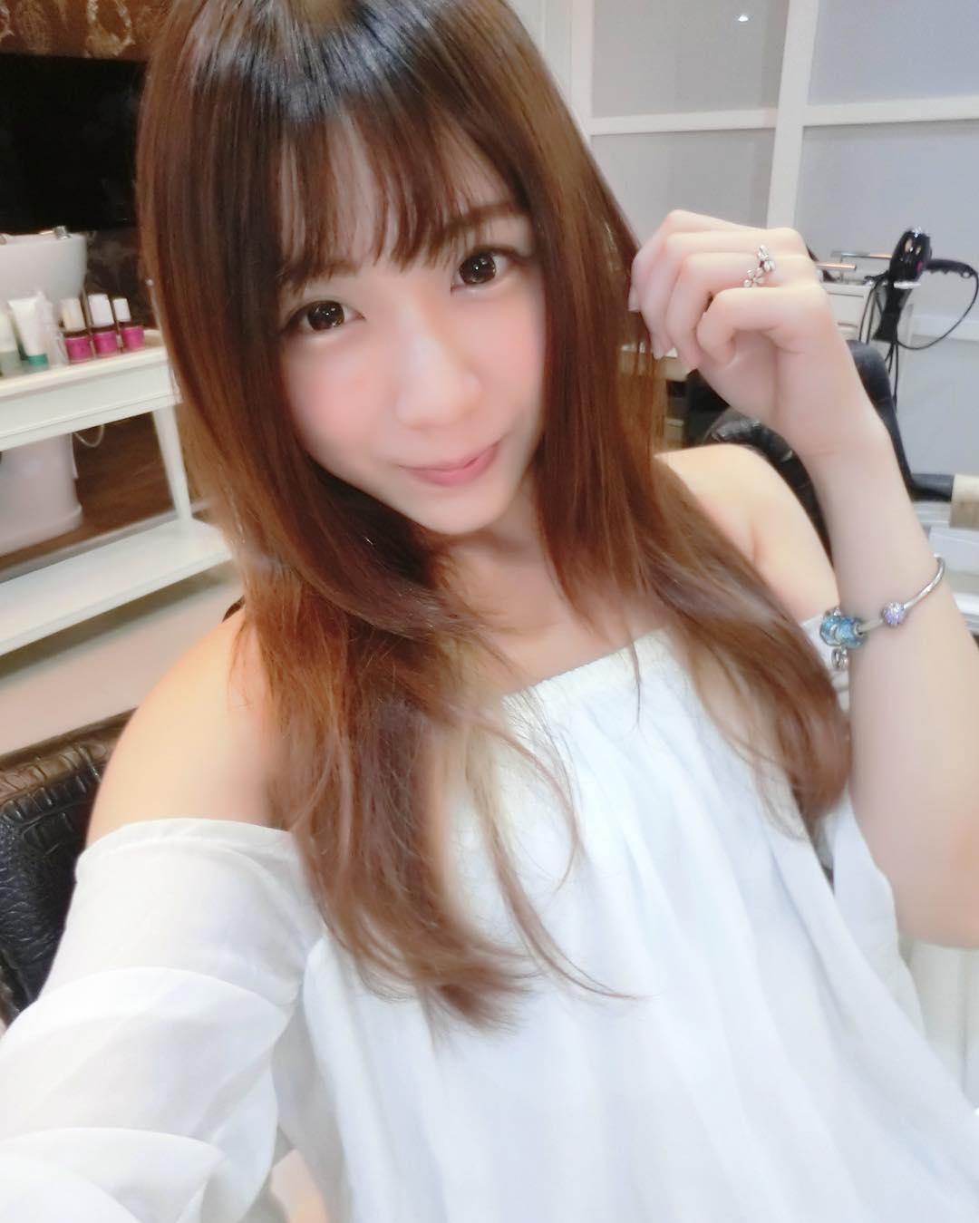 清新制服正妹「Valerie 鸭鸭」好亮眼