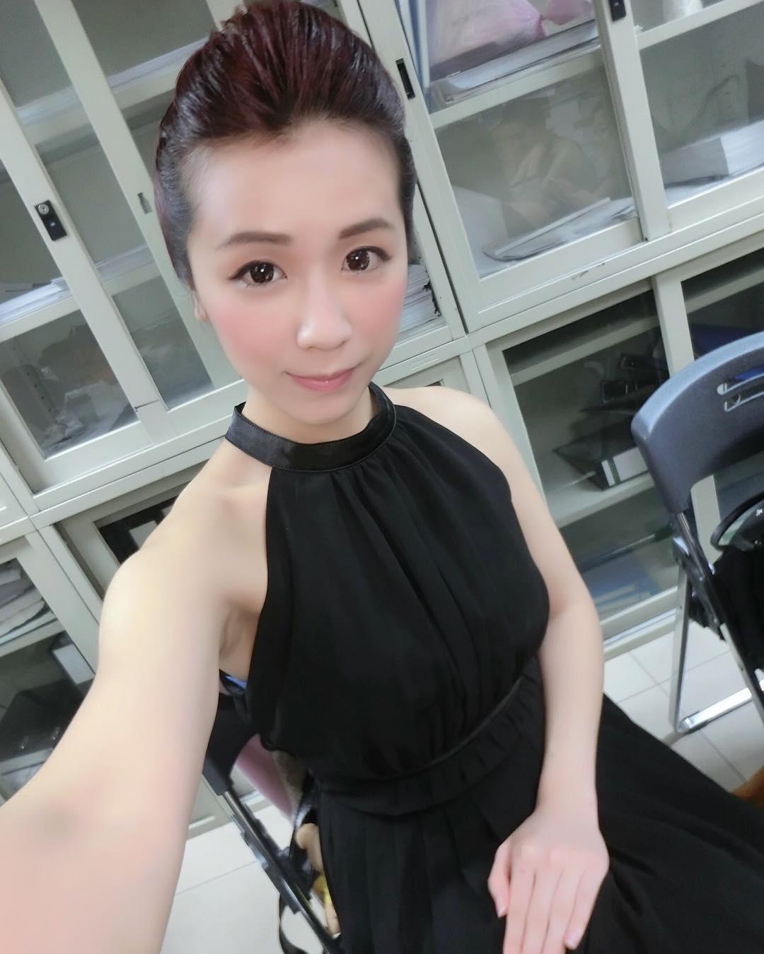 清新制服正妹「Valerie 鸭鸭」好亮眼