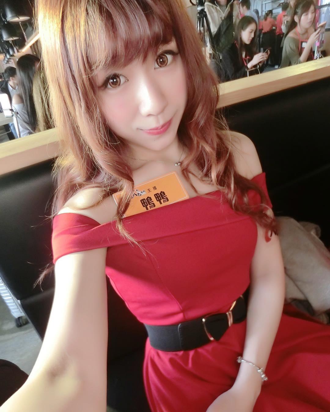 清新制服正妹「Valerie 鸭鸭」好亮眼