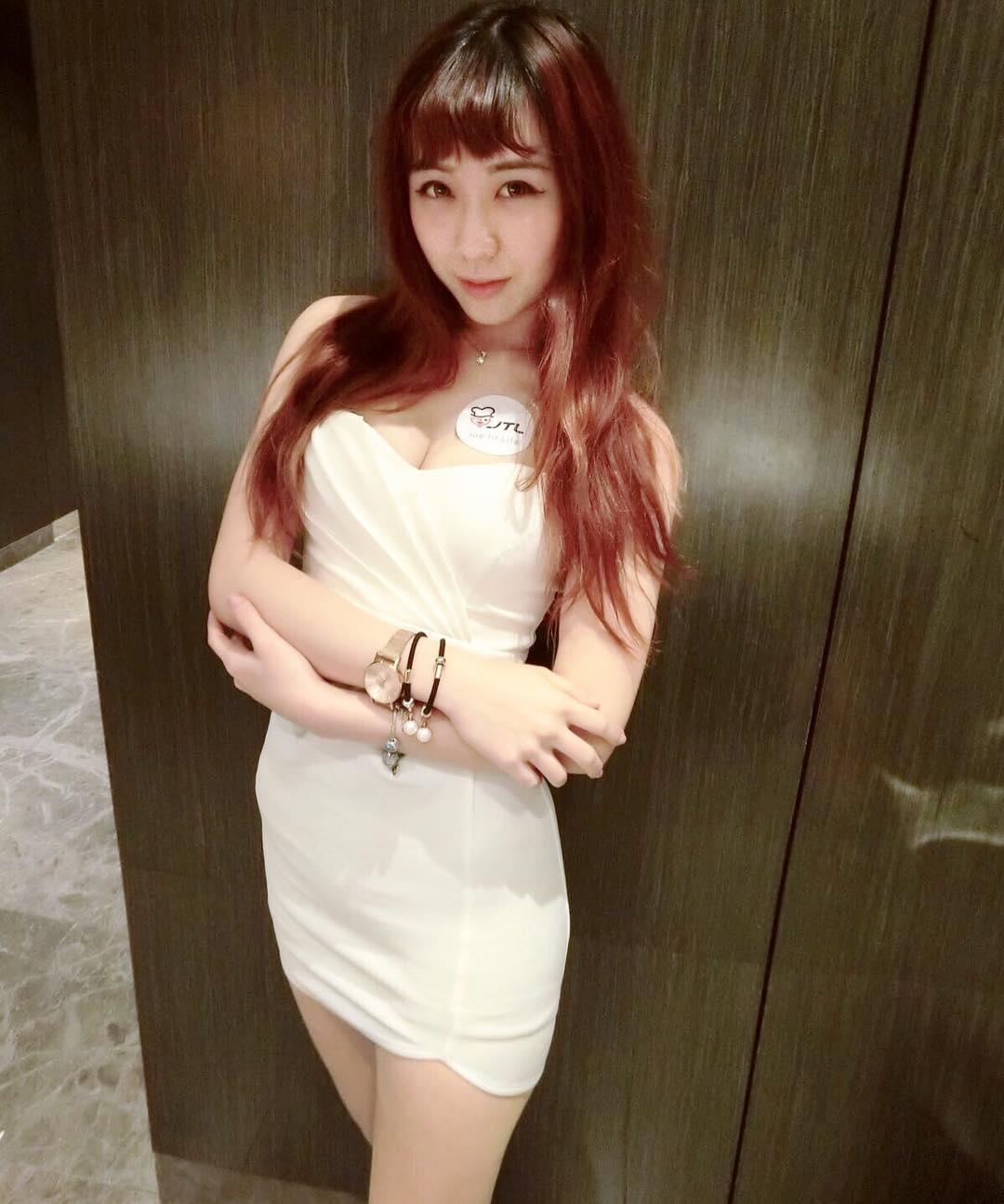 清新制服正妹「Valerie 鸭鸭」好亮眼