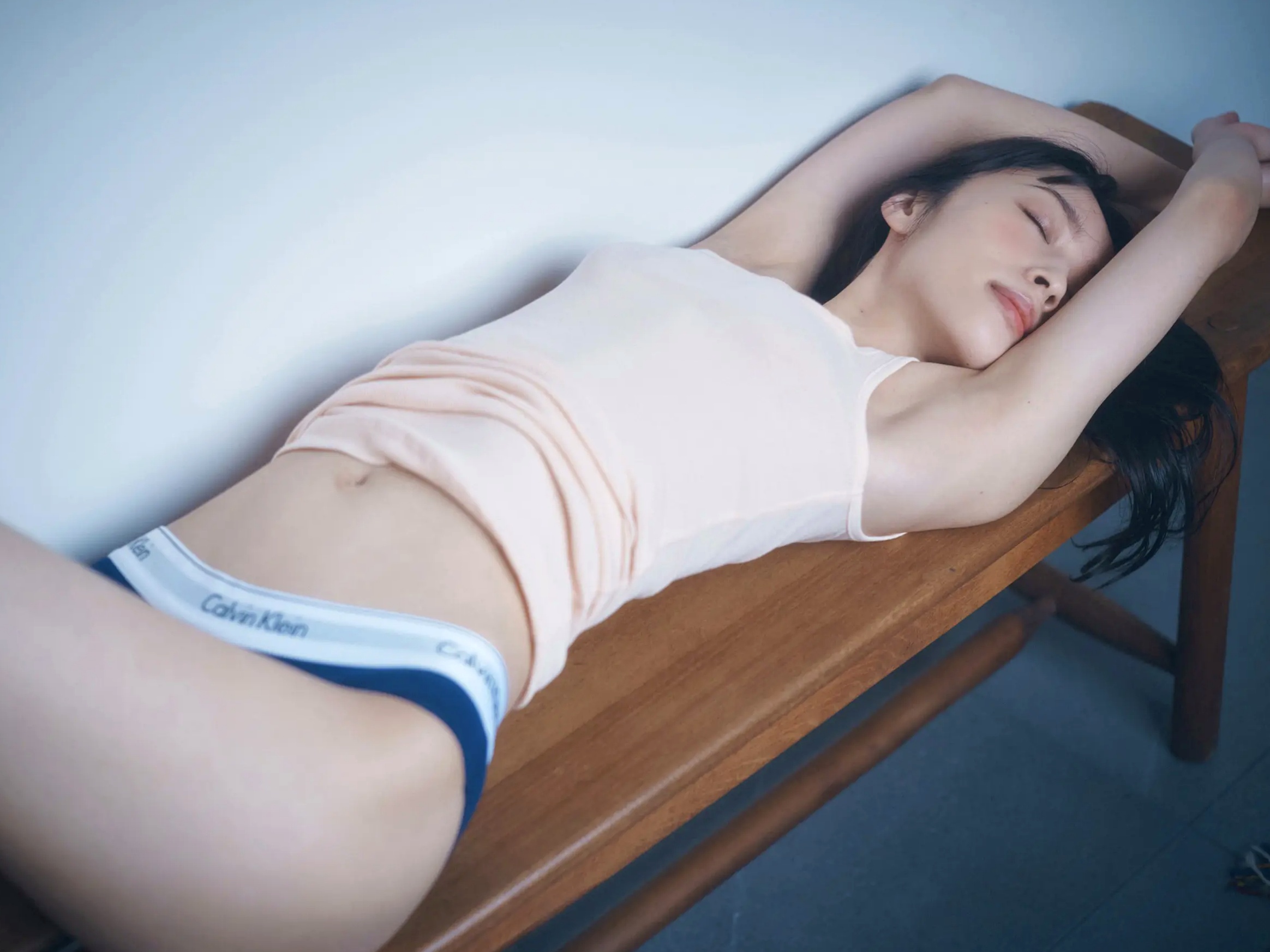 神部美咲 - ここだけの話 vol.1 柔光家居私房内衣美臀性感写真