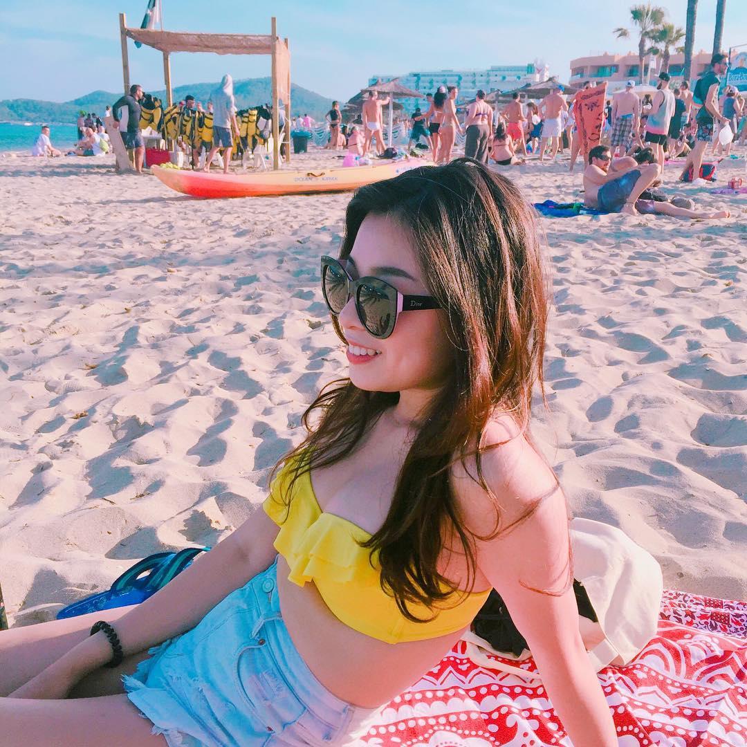正妹Celine海边晒日光浴 浑圆曲线线条太美