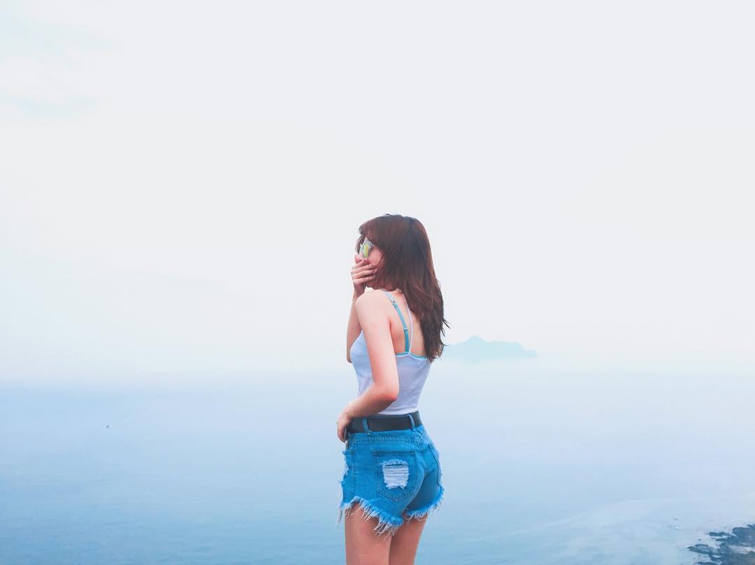 正妹Celine海边晒日光浴 浑圆曲线线条太美