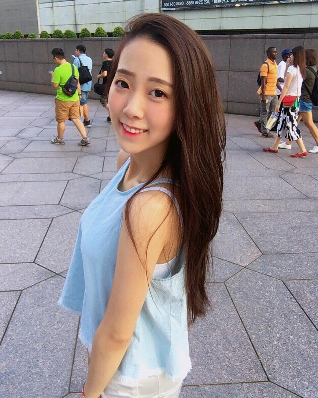 超甜美气质正妹牙牙！治愈系外表下美背也让人惊艳