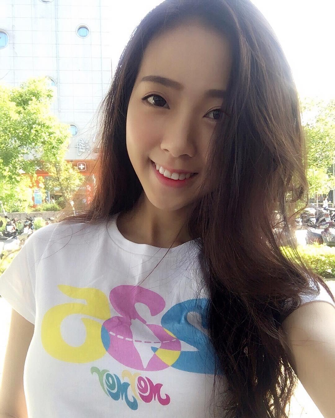 超甜美气质正妹牙牙！治愈系外表下美背也让人惊艳
