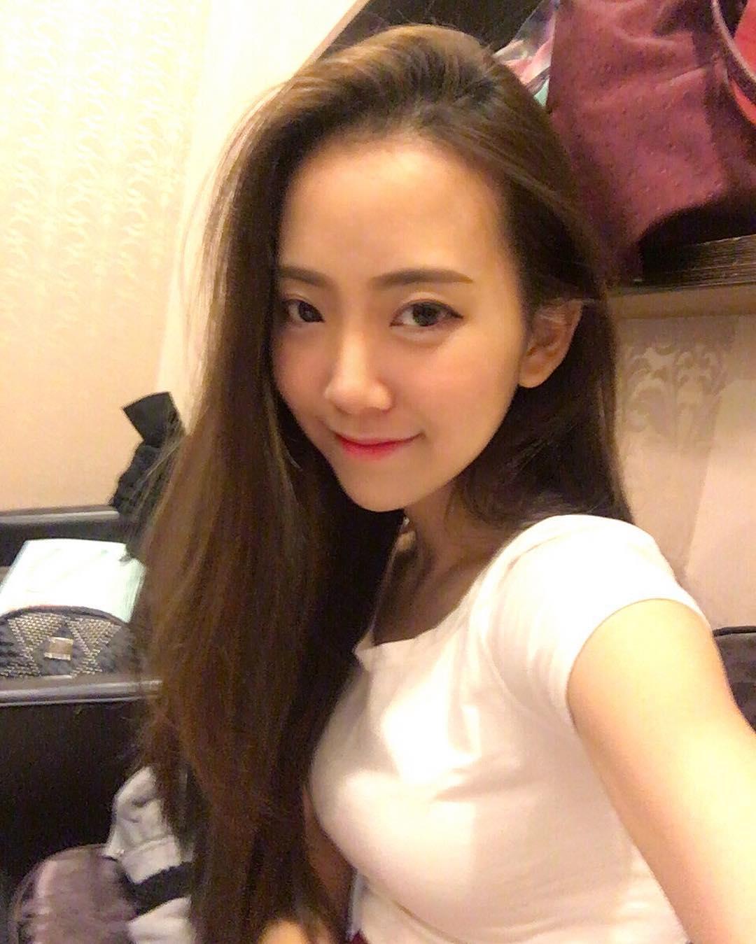 超甜美气质正妹牙牙！治愈系外表下美背也让人惊艳
