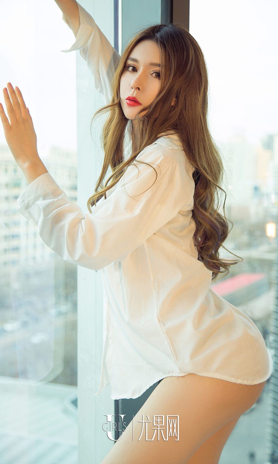 娜尤子亮眼红唇 黑色泳衣完美身材